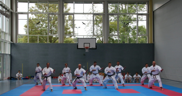 Mitglieder des Karate Dojo Poing bei der Vorführung